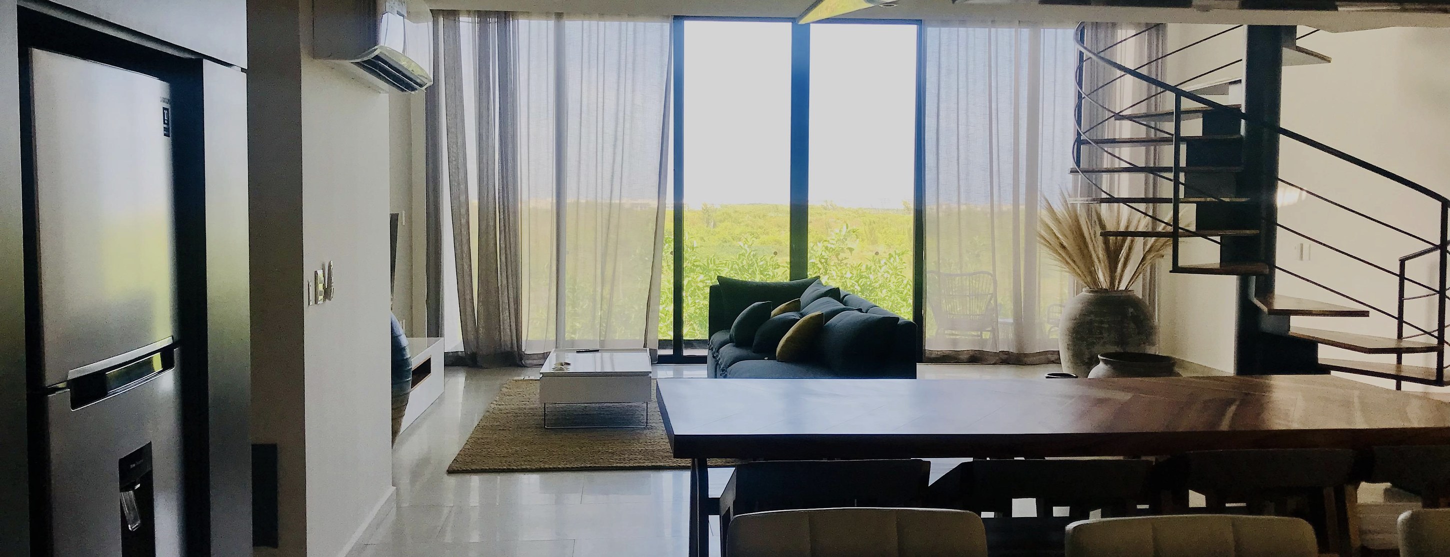 Cocina de líneas limpias en un departamento de Playa del Carmen