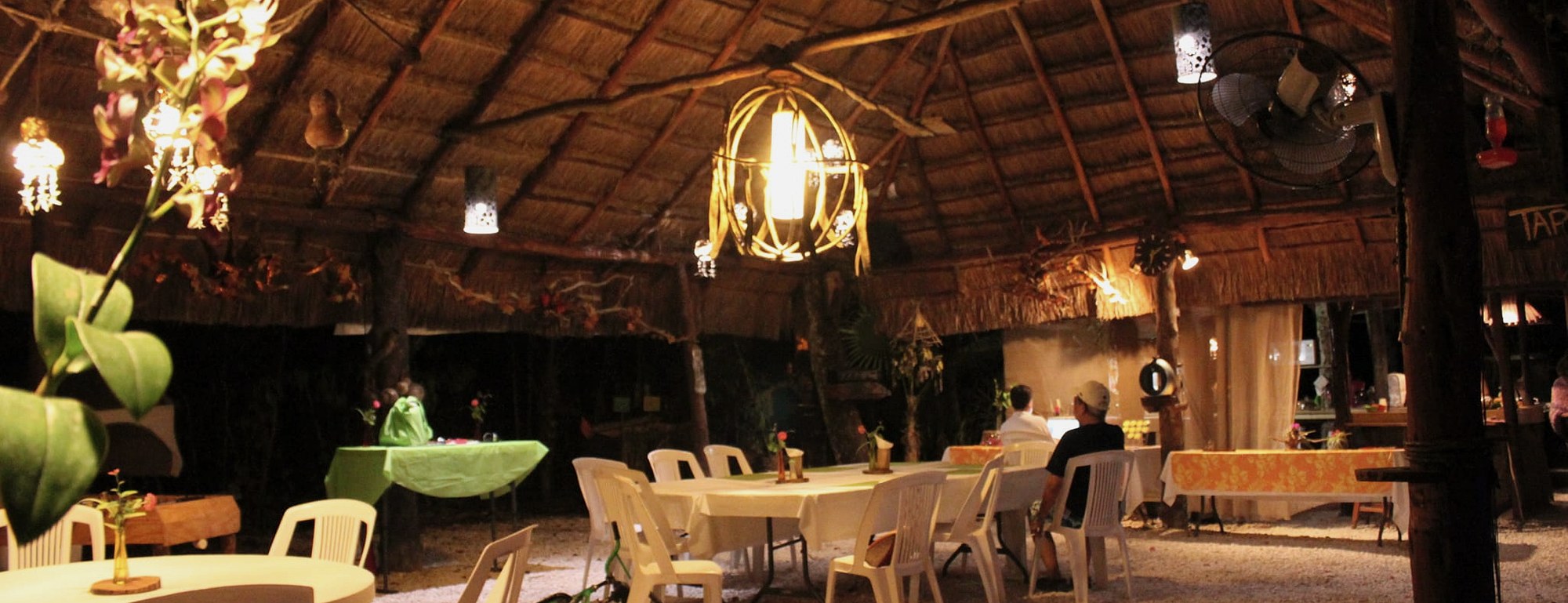 Palapa con hamacas en una villa de Puerto Morelos